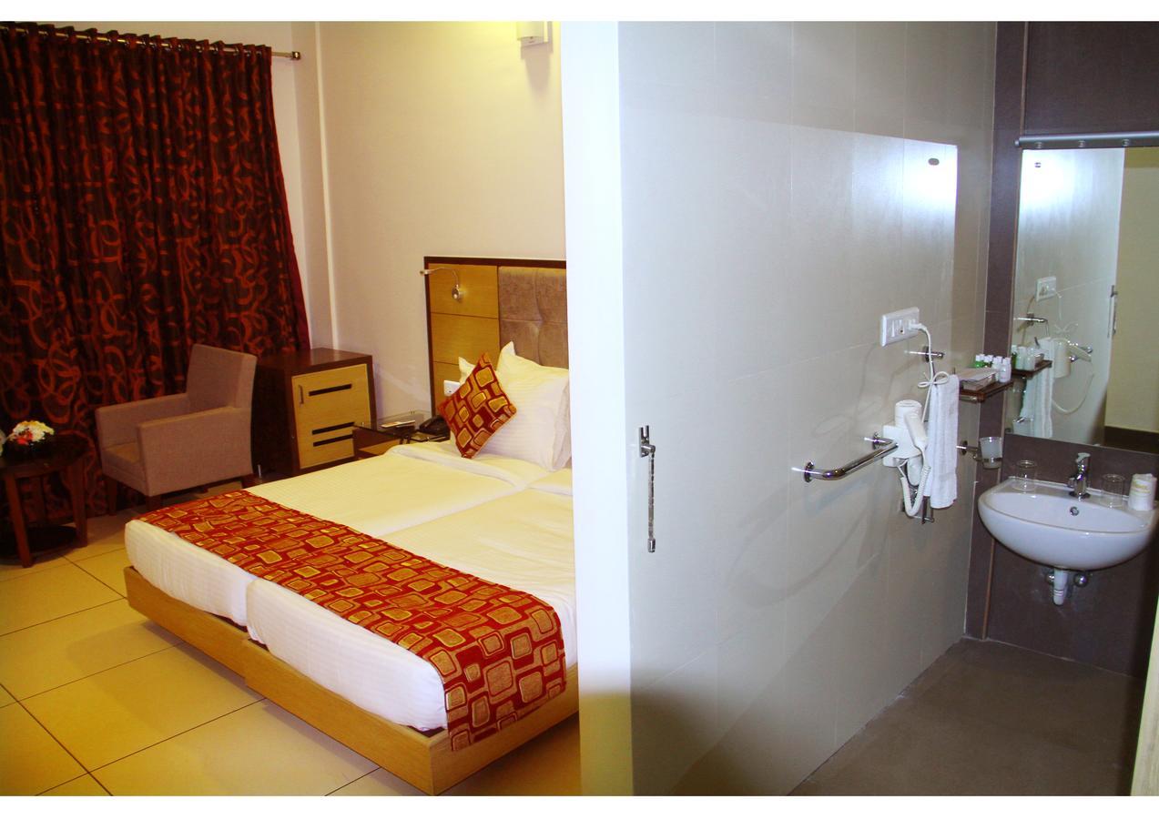 Hotel Aswathy Kodungallur Exterior photo